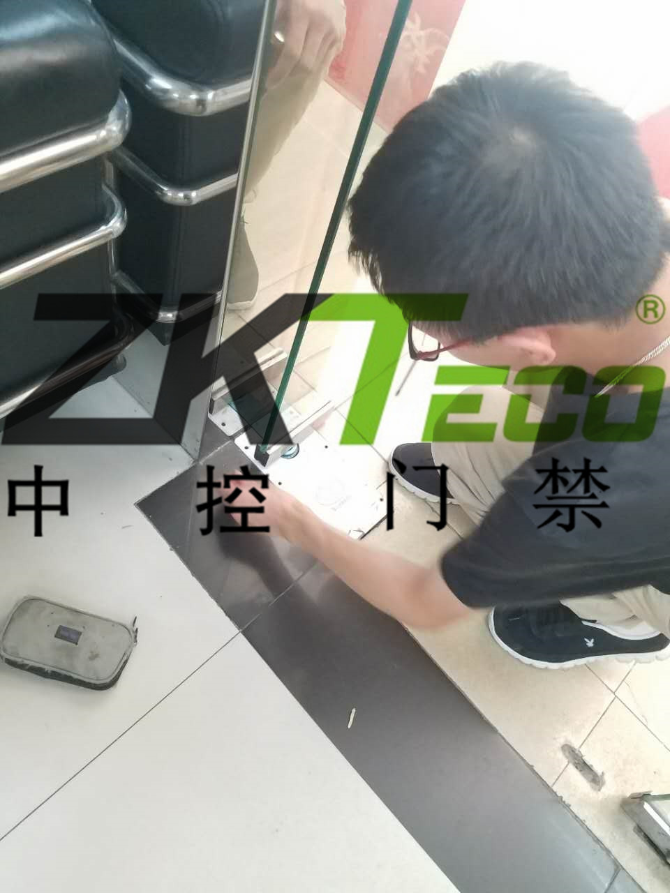 中控門禁公司在越秀區(qū)更換玻璃門彈簧，調(diào)維修玻璃門